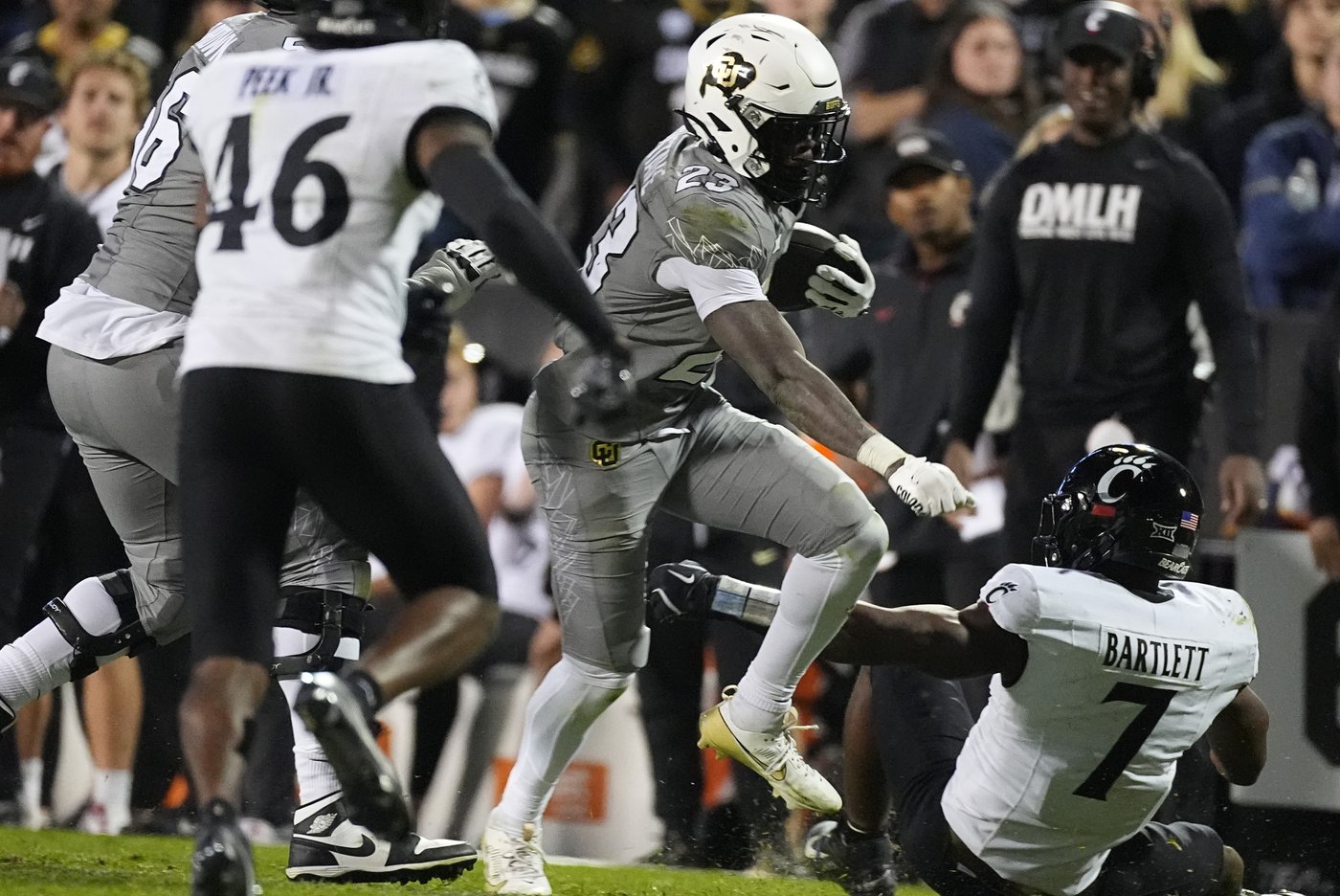Shedeur Sanders, Travis Hunter help Colorado beat Cincinnati 34-23 to become bowl eligible | iNFOnews.ca