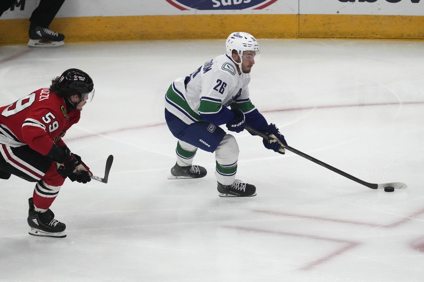 Heinen scores twice as the Canucks beat the Blackhawks 6-3 for their 3rd straight win | iNFOnews.ca
