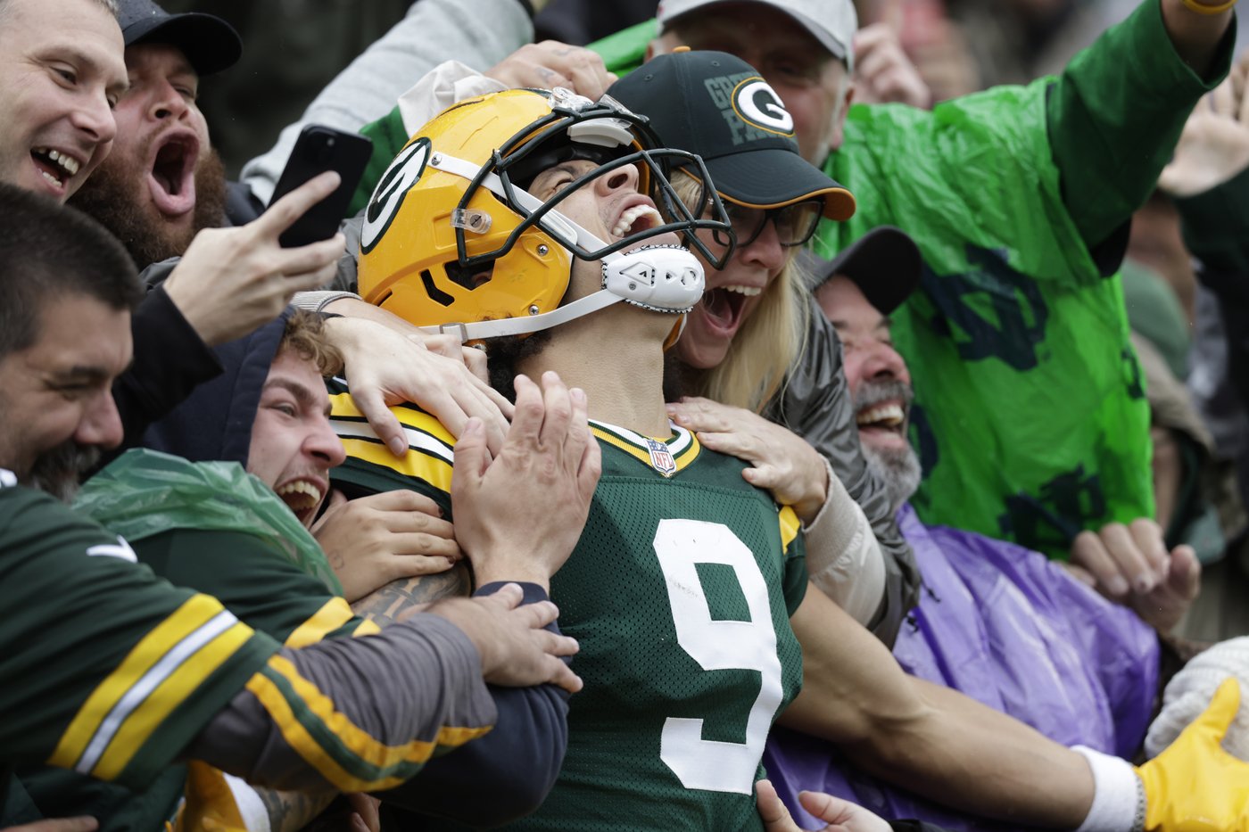 Doubs catches 2 TD passes in his return from a suspension to help Packers rout Cardinals 34-13 | iNFOnews.ca Doubs catches 2 TD passes in his return from a suspension to help Packers rout Cardinals 34-13 | iNFOnews.ca