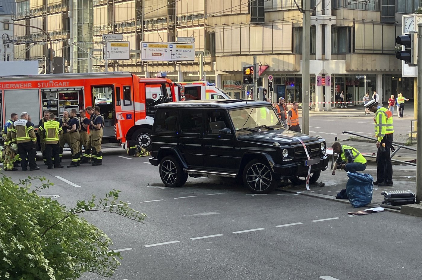 Vehicle slams into pedestrians in German city of Stuttgart, killing 1 person and injuring several | iNFOnews.ca