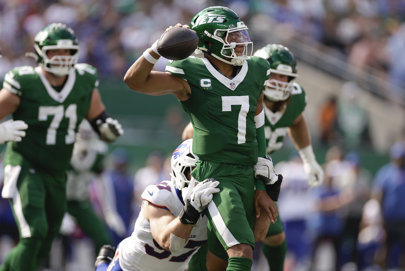 Jets quarterback Justin Fields progressing in concussion protocol, could return Monday vs. Dolphins | iNFOnews.ca