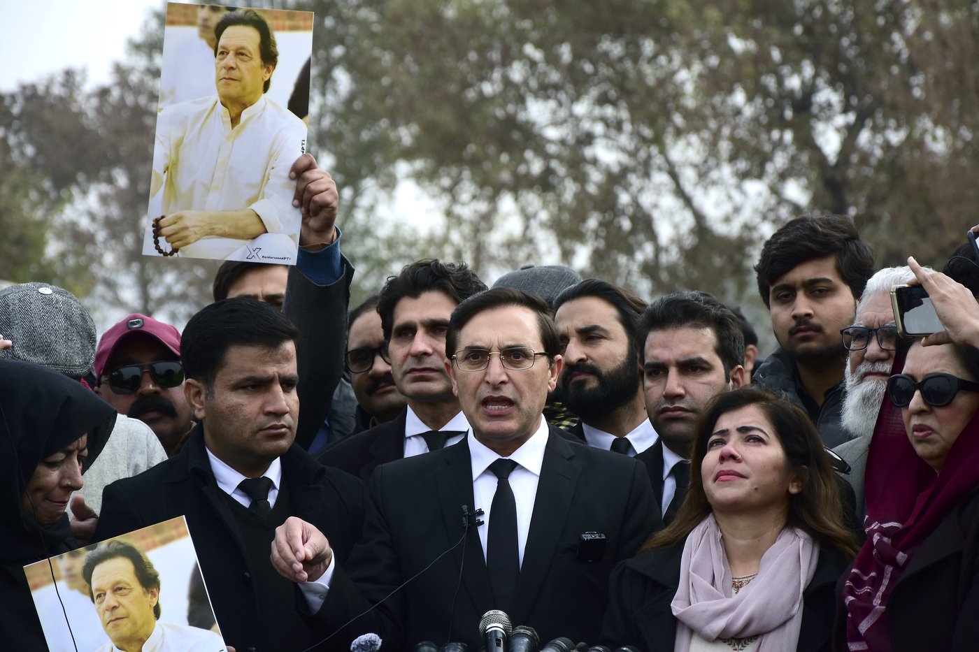 Pakistani court sentences ex-PM Imran Khan and his wife to 14 and 7 years in prison in graft case | iNFOnews.ca