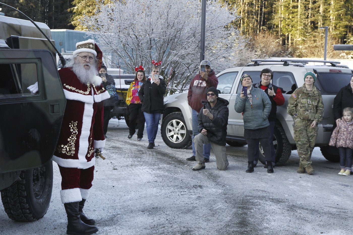Santa and Mrs. Claus use military transports to bring Christmas to an Alaska Native village | iNFOnews.ca Santa and Mrs. Claus use military transports to bring Christmas to an Alaska Native village | iNFOnews.ca