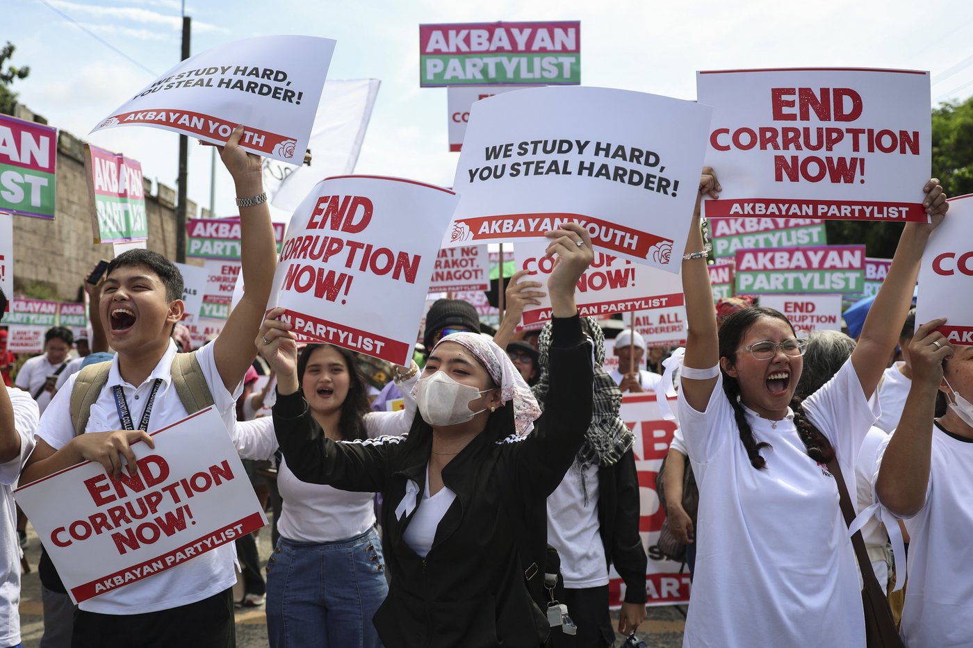 Dozens arrested and hurt in clashes with police near Philippine presidential palace | iNFOnews.ca Dozens arrested and hurt in clashes with police near Philippine presidential palace | iNFOnews.ca