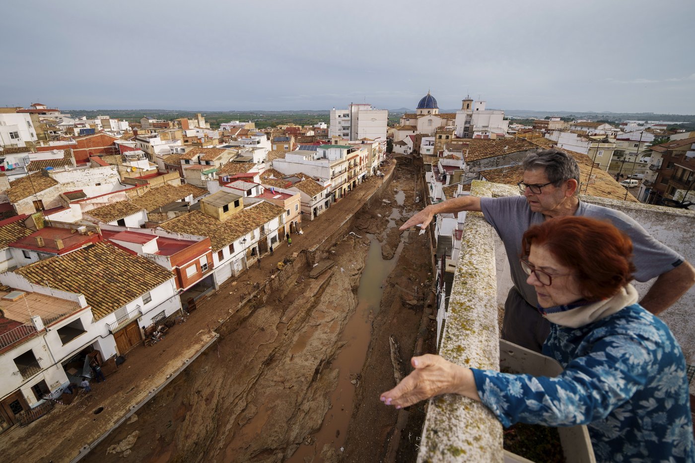 Mud-caked volunteers clean flood debris in a Spanish town as authorities struggle to respond | iNFOnews.ca Mud-caked volunteers clean flood debris in a Spanish town as authorities struggle to respond | iNFOnews.ca