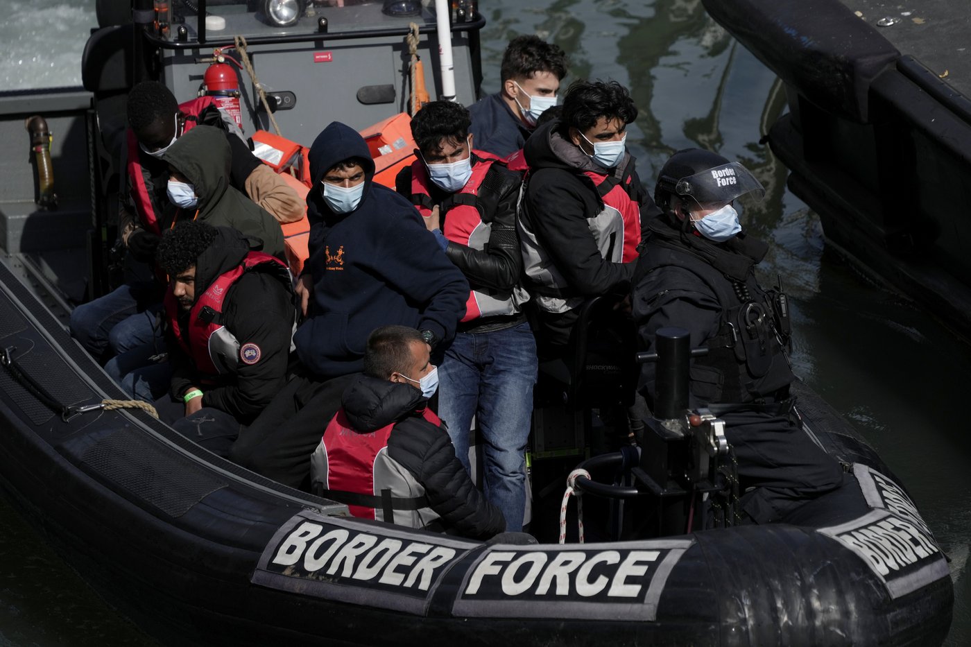 UK touts a clampdown on illegal working as it seeks to look tough on immigration | iNFOnews.ca UK touts a clampdown on illegal working as it seeks to look tough on immigration | iNFOnews.ca