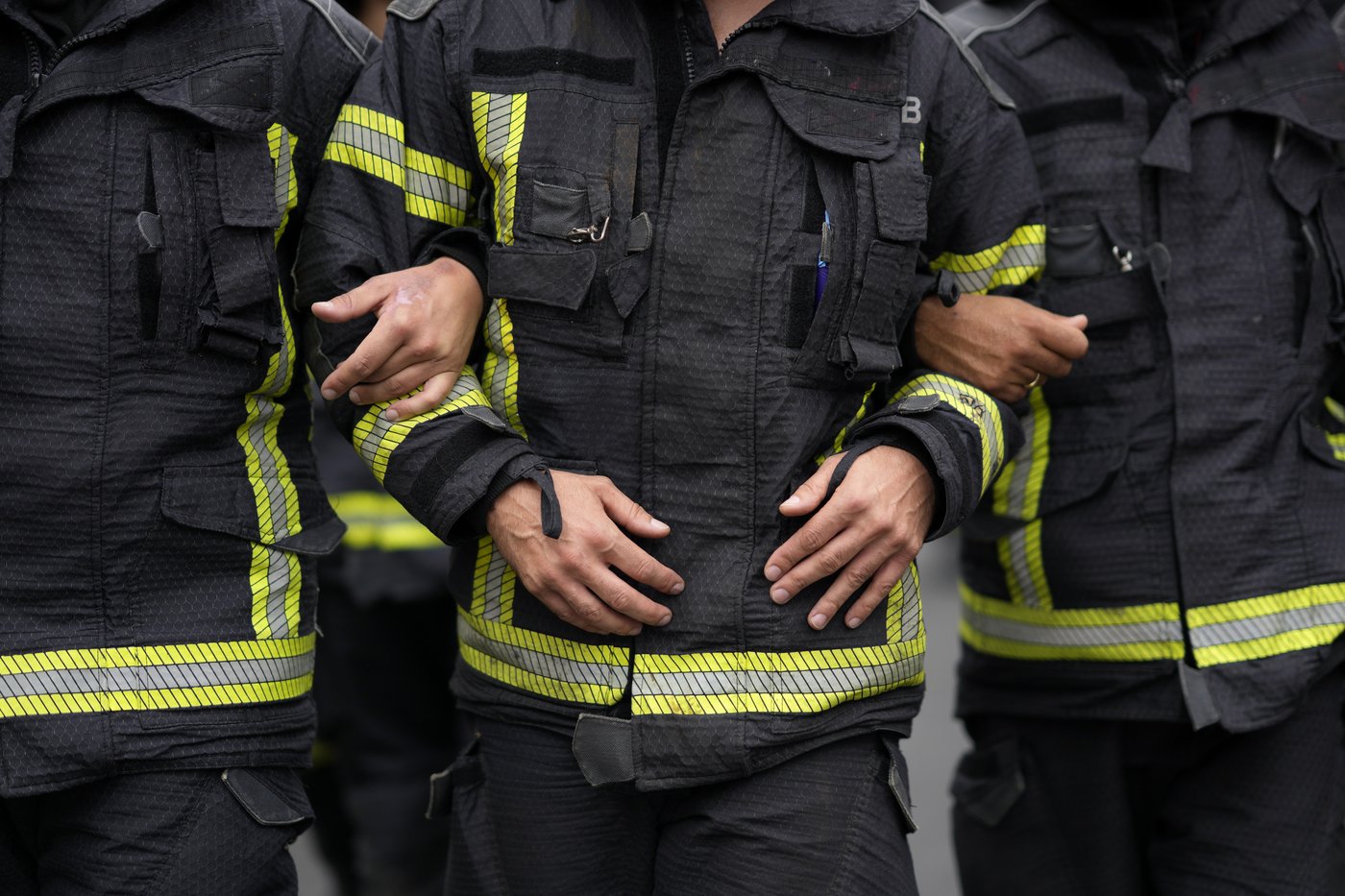 Portuguese firefighters protest outside parliament over labor conditions | iNFOnews.ca