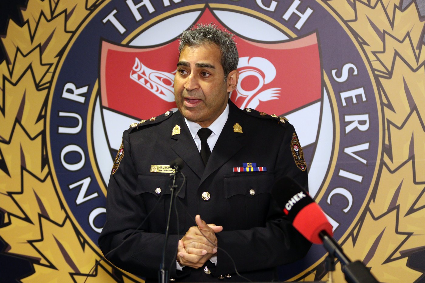 Police chief disappointed at alleged drug deals from chair outside consumption site | iNFOnews.ca