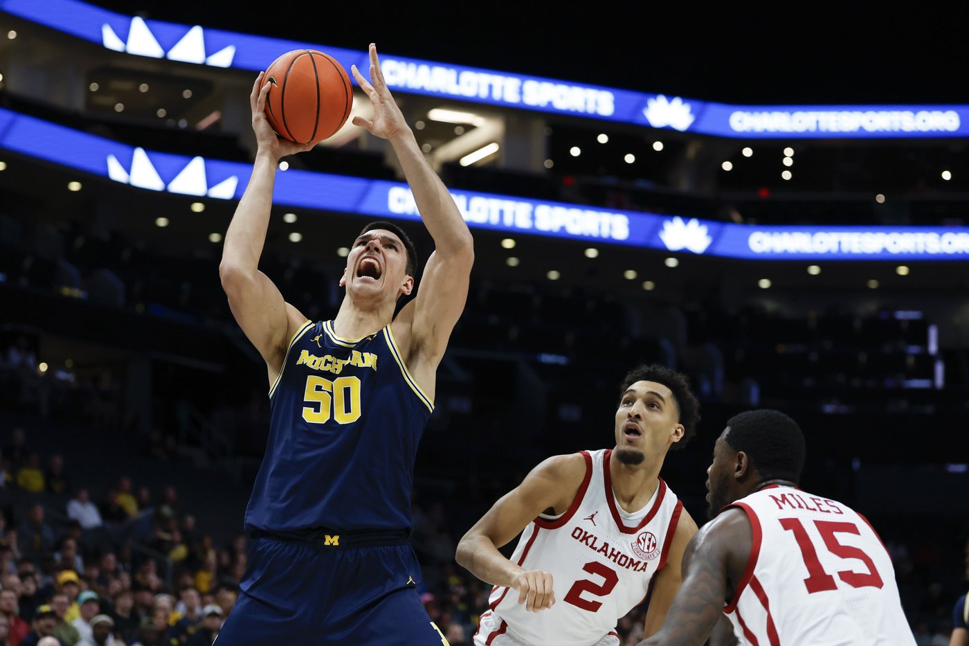 Jeremiah Fears' 4-point play with 11.5 seconds left helps No. 14 Oklahoma edge No. 24 Michigan 87-86 | iNFOnews.ca Jeremiah Fears' 4-point play with 11.5 seconds left helps No. 14 Oklahoma edge No. 24 Michigan 87-86 | iNFOnews.ca