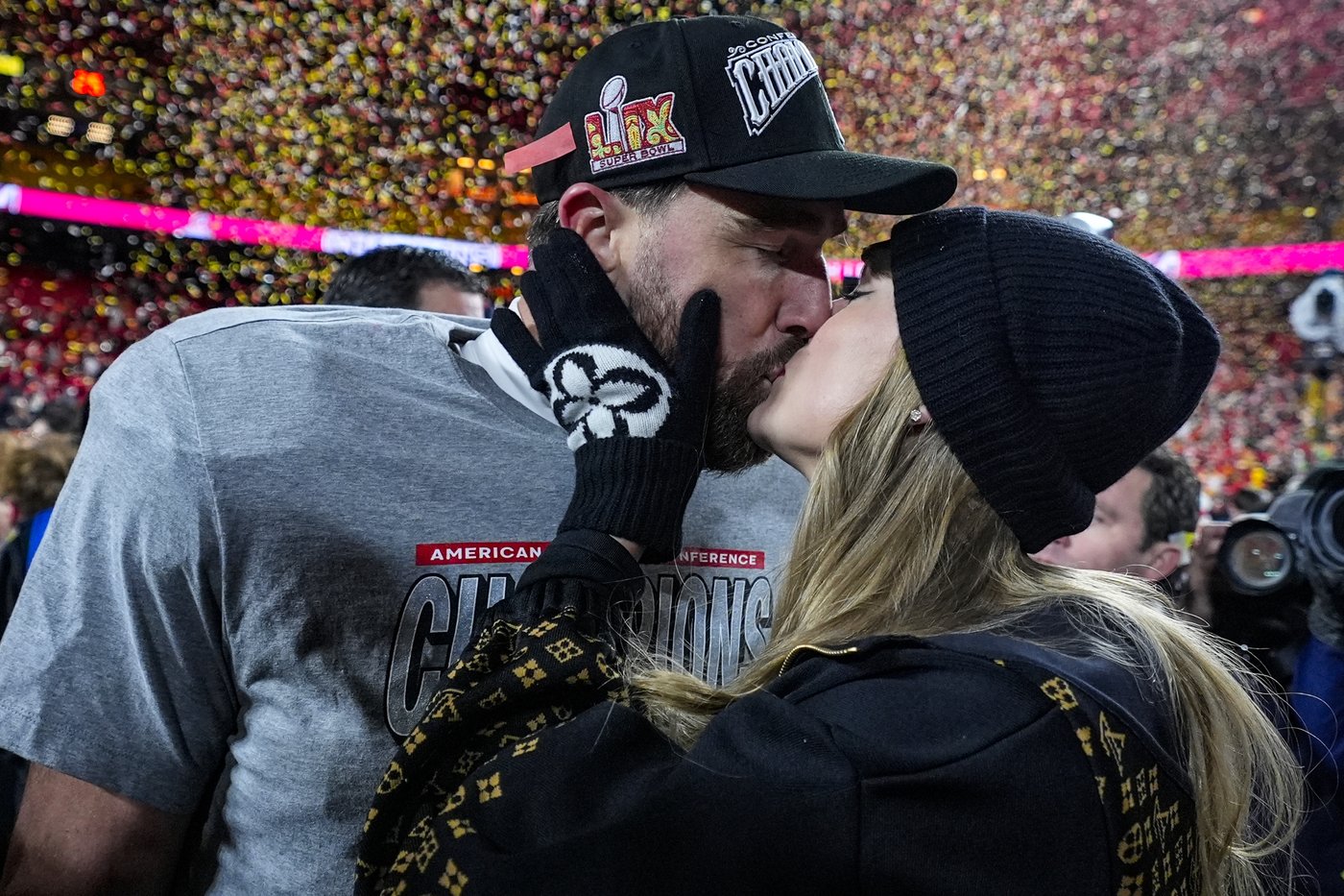 Pop-Tarts and diamond rings: Travis Kelce and Taylor Swift's engagement rips through Chiefs practice | iNFOnews.ca