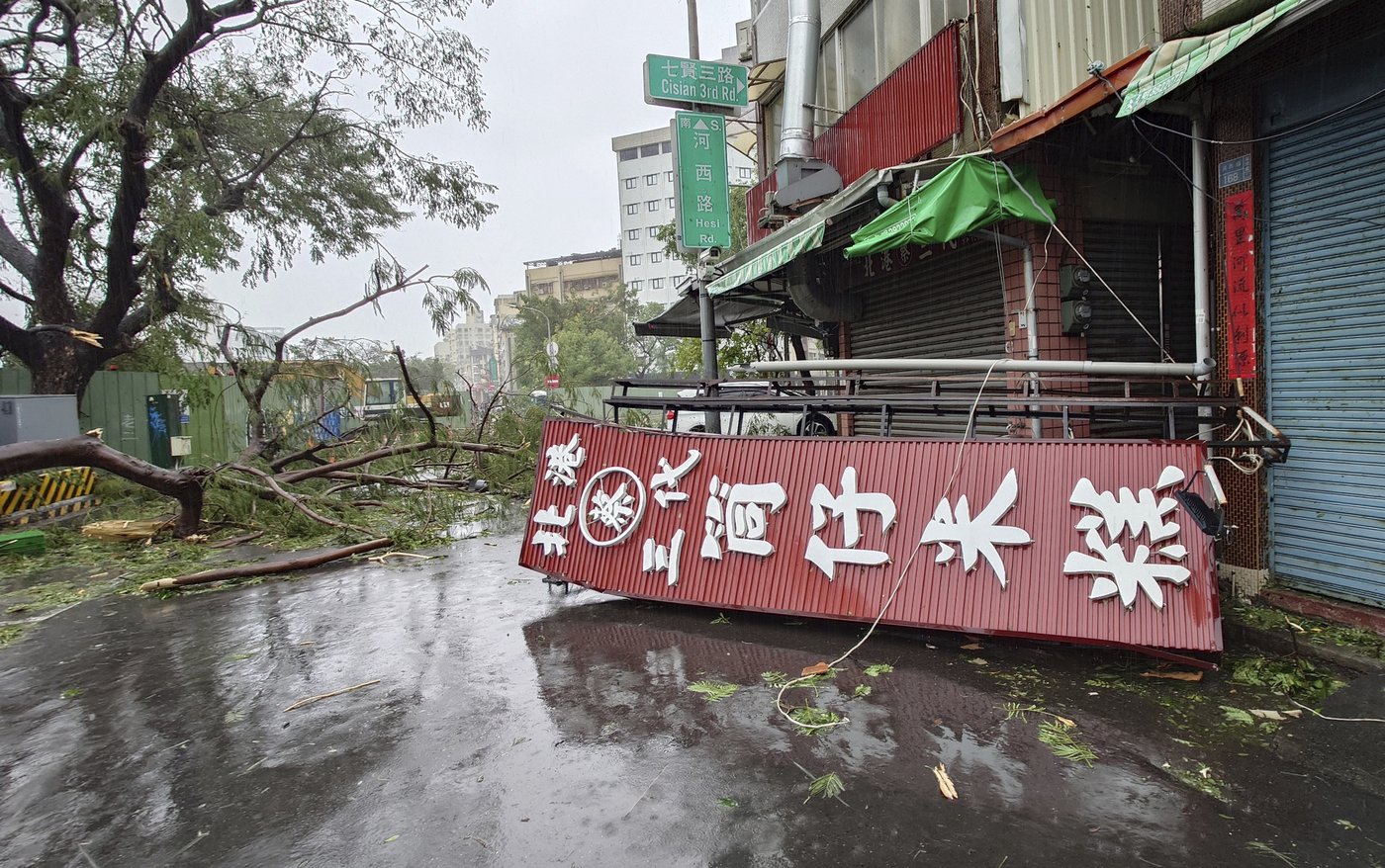 Typhoon Krathon makes landfall in Taiwan, packing fierce winds and torrential rain | iNFOnews.ca Typhoon Krathon makes landfall in Taiwan, packing fierce winds and torrential rain | iNFOnews.ca