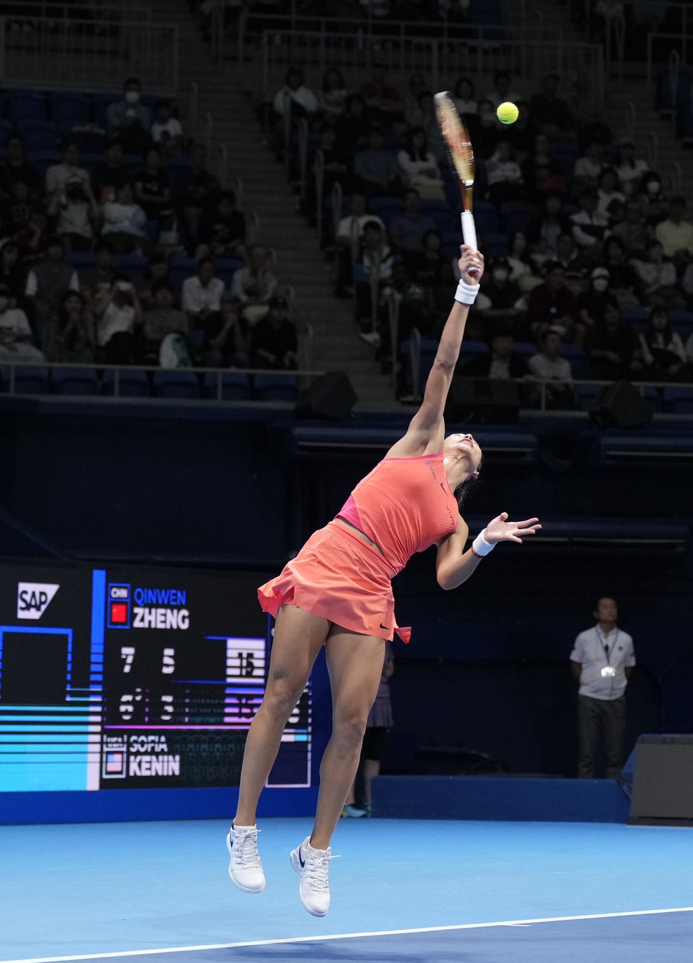 Zheng Qinwen defeats wild card Sofia Kenin to win in Tokyo and clinch WTA Finals berth | iNFOnews.ca