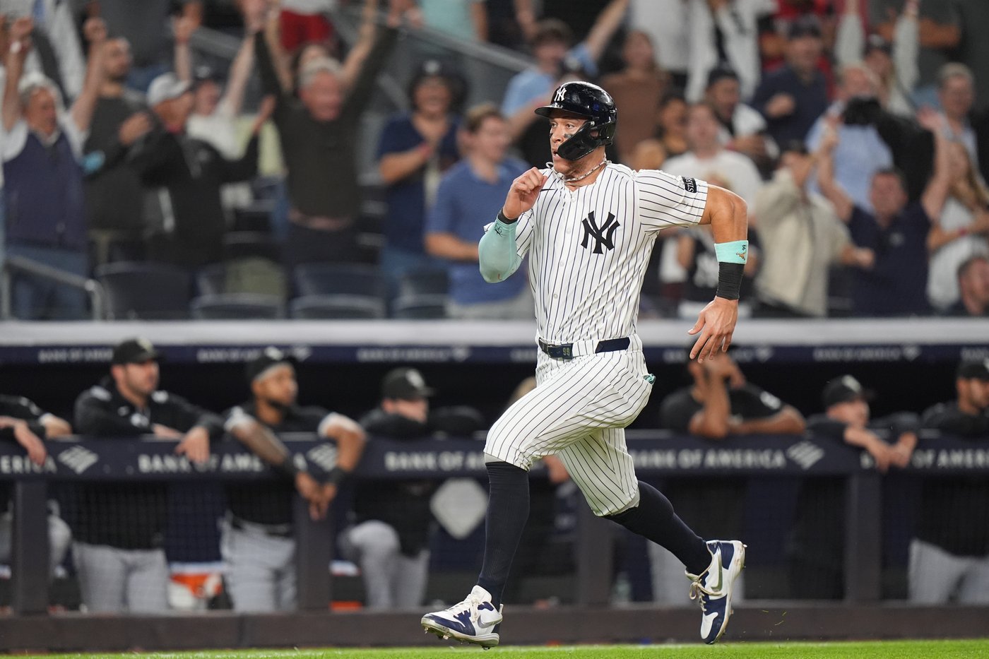Judge reaches 50 homers for 4th time, hits pair as Yanks tie for AL East lead by beating White Sox | iNFOnews.ca
