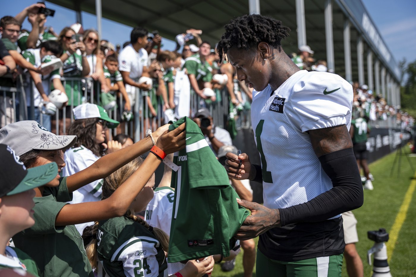 Jets' Sauce Gardner sits out practice with sore calf, status for preseason game vs. Giants uncertain | iNFOnews.ca