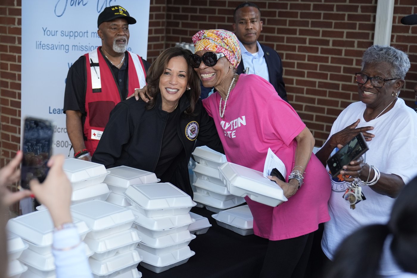 Harris hands out meals, consoles families as she surveys Hurricane Helene devastation in Georgia | iNFOnews.ca