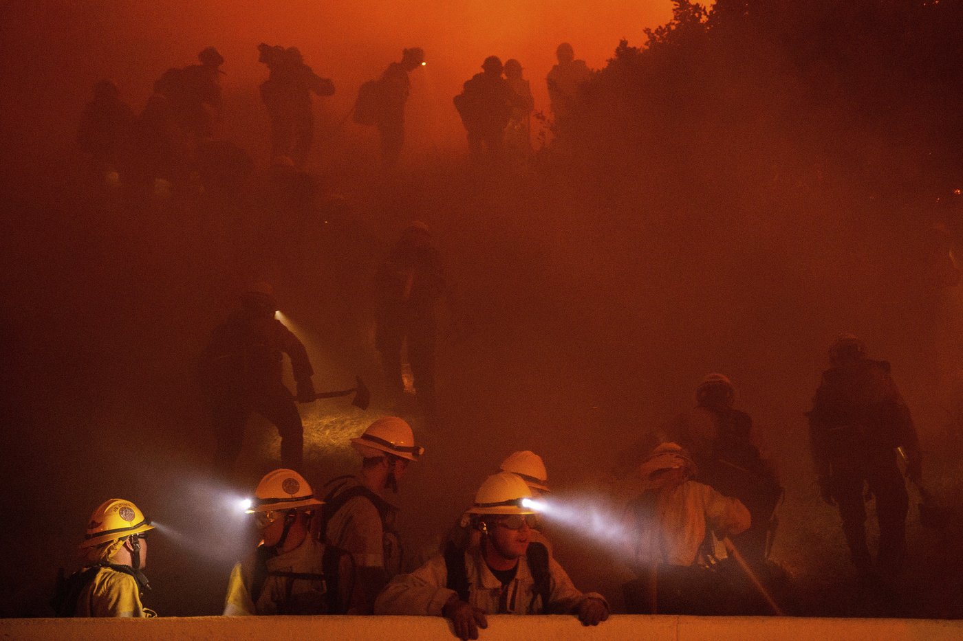 Celebrities and coastal residents flee from wind-driven wildfire in Malibu | iNFOnews.ca