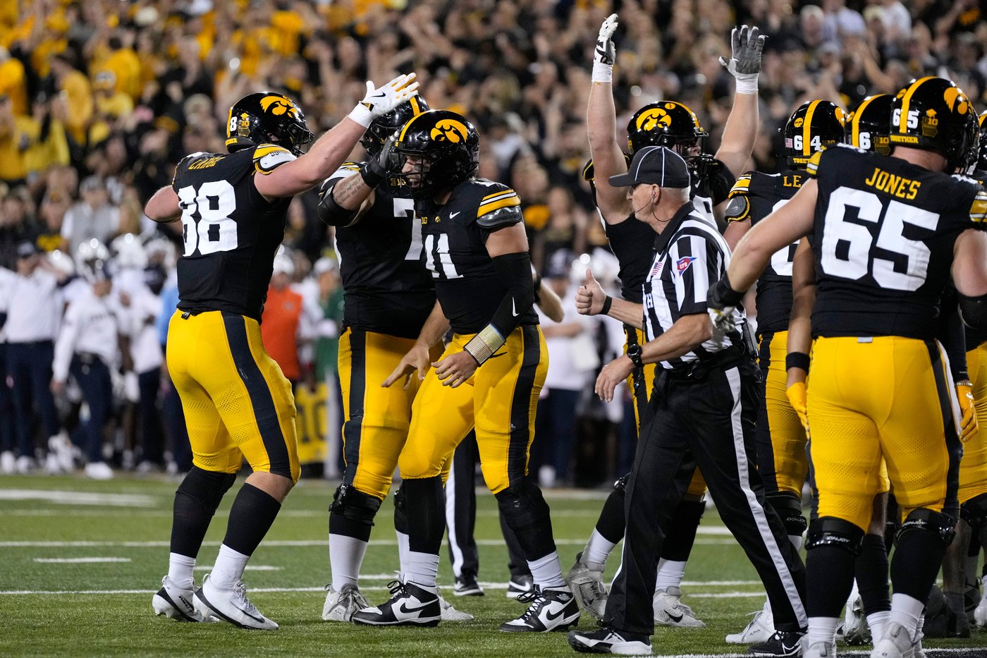 Mark Gronowski leads Iowa rally past Penn State, 25-24 | iNFOnews.ca