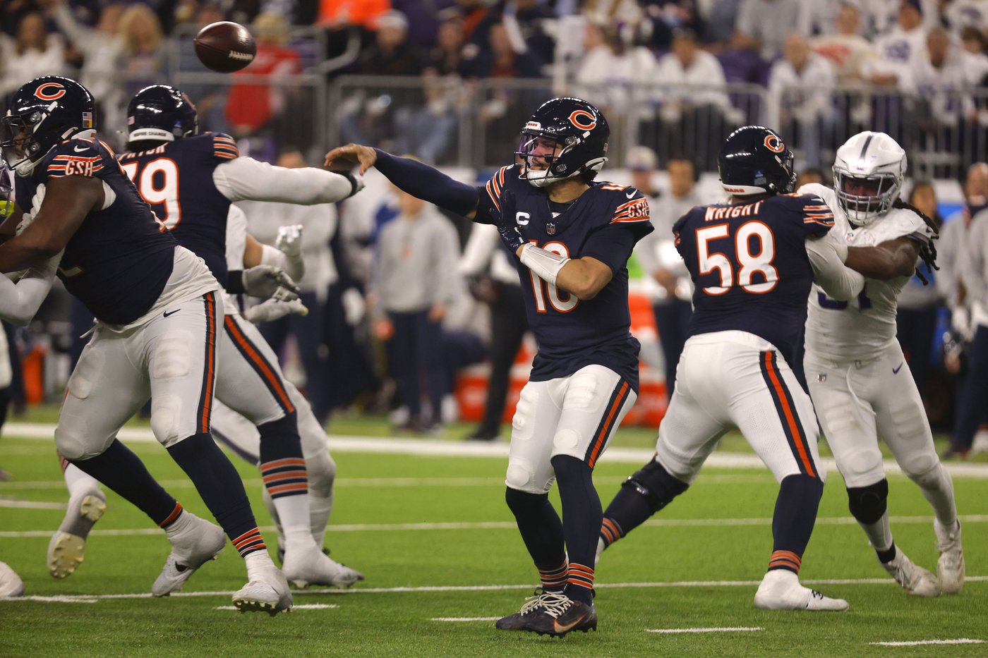 QB Caleb Williams copes with slow-starting offense as Bears losing streak hits 8 games | iNFOnews.ca