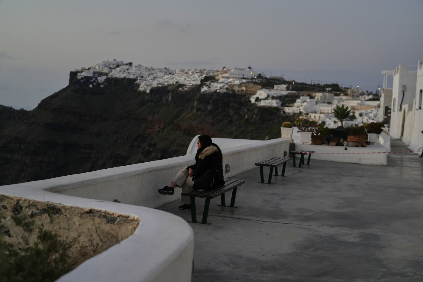 Emergency crews deployed on Santorini as an earthquake swarm worries Greek experts | iNFOnews.ca