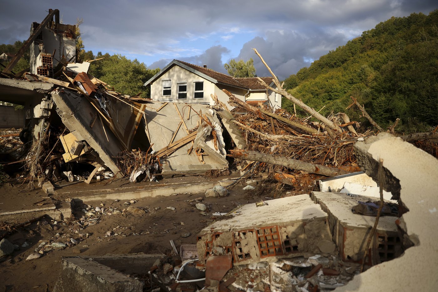 International rescue teams arrive in Bosnia after devastating floods and landslides | iNFOnews.ca International rescue teams arrive in Bosnia after devastating floods and landslides | iNFOnews.ca