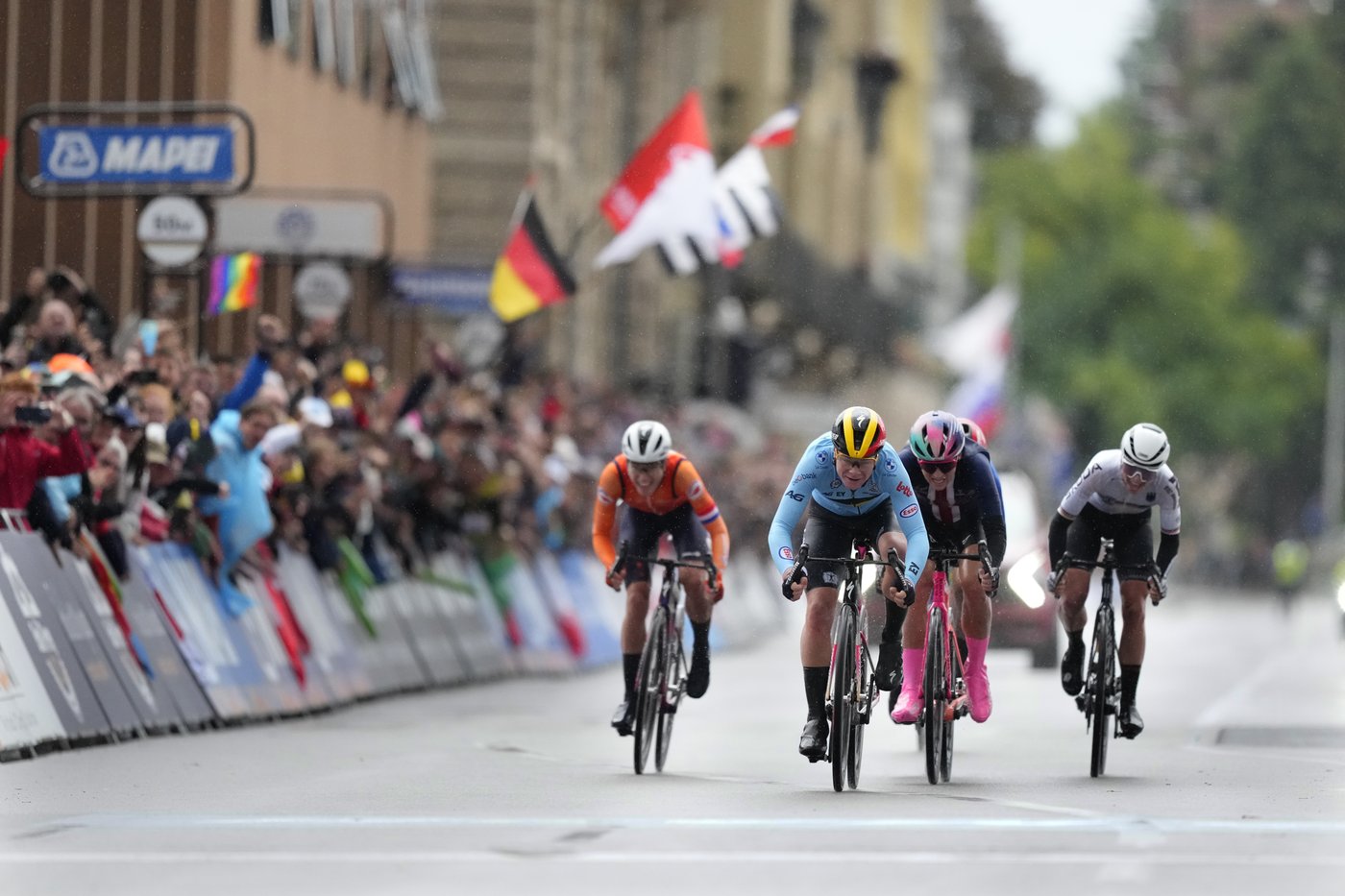 Lotte Kopecky defends women's road title at world cycling championship | iNFOnews.ca Lotte Kopecky defends women's road title at world cycling championship | iNFOnews.ca
