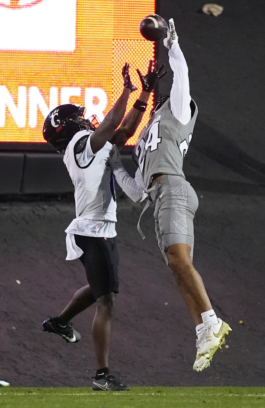 Shedeur Sanders, Travis Hunter help Colorado beat Cincinnati 34-23 to become bowl eligible | iNFOnews.ca