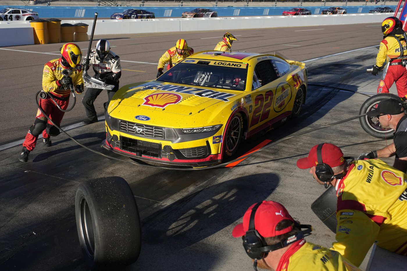 Joey Logano wins Phoenix finale for 3rd NASCAR Cup championship in 1-2 finish for Team Penske | iNFOnews.ca Joey Logano wins Phoenix finale for 3rd NASCAR Cup championship in 1-2 finish for Team Penske | iNFOnews.ca