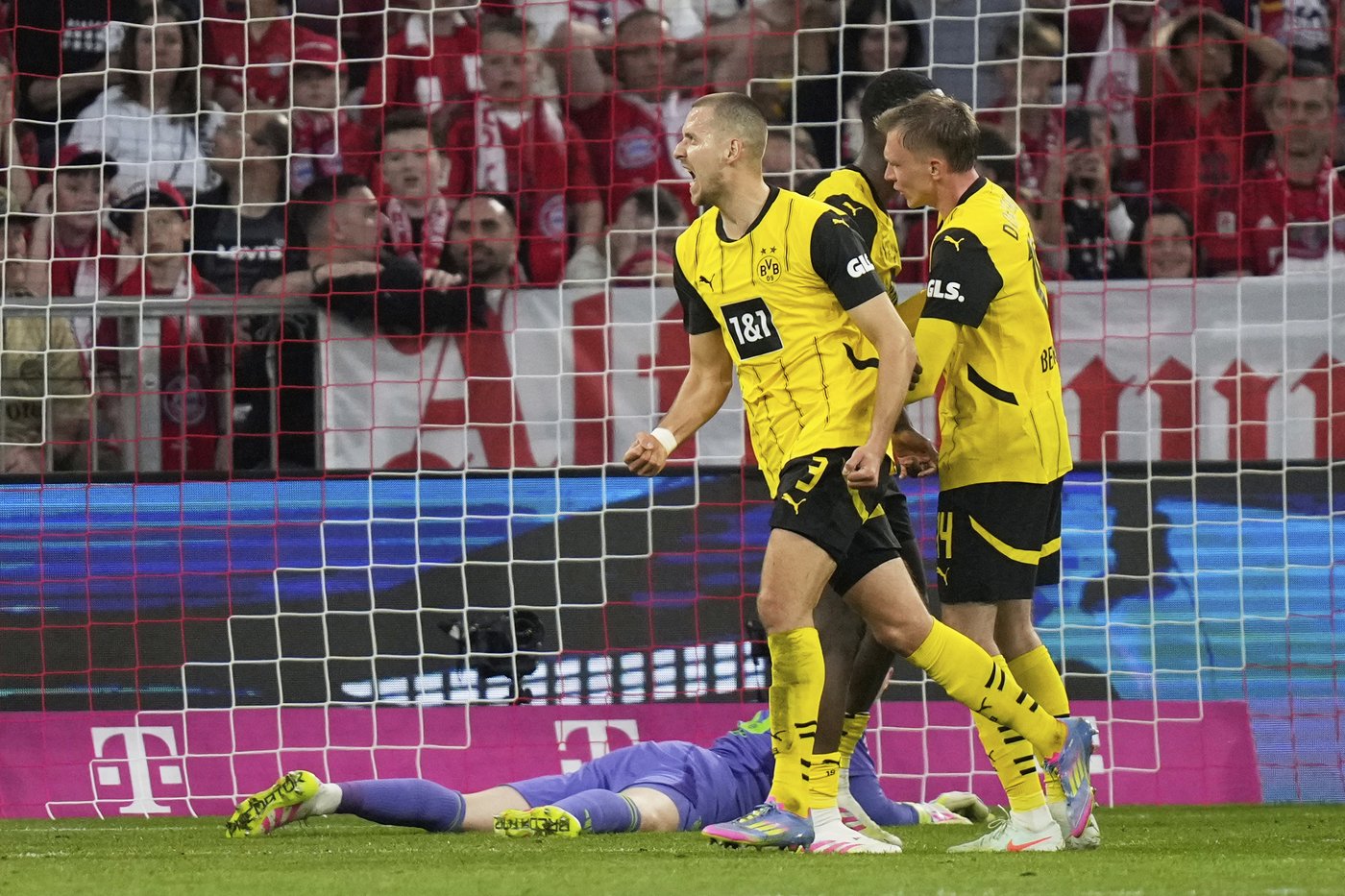 Bayern spurns chance to go 8 points clear in Bundesliga as Dortmund draws 'Klassiker' 2-2 | iNFOnews.ca
