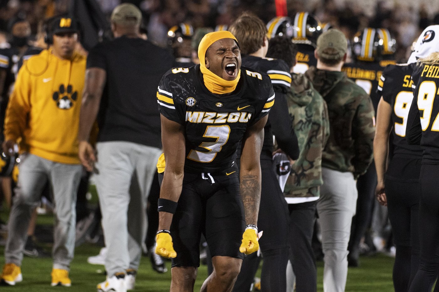 Young returns fumble for TD with 22 seconds left to lift Missouri past Oklahoma, 30-23 | iNFOnews.ca Young returns fumble for TD with 22 seconds left to lift Missouri past Oklahoma, 30-23 | iNFOnews.ca