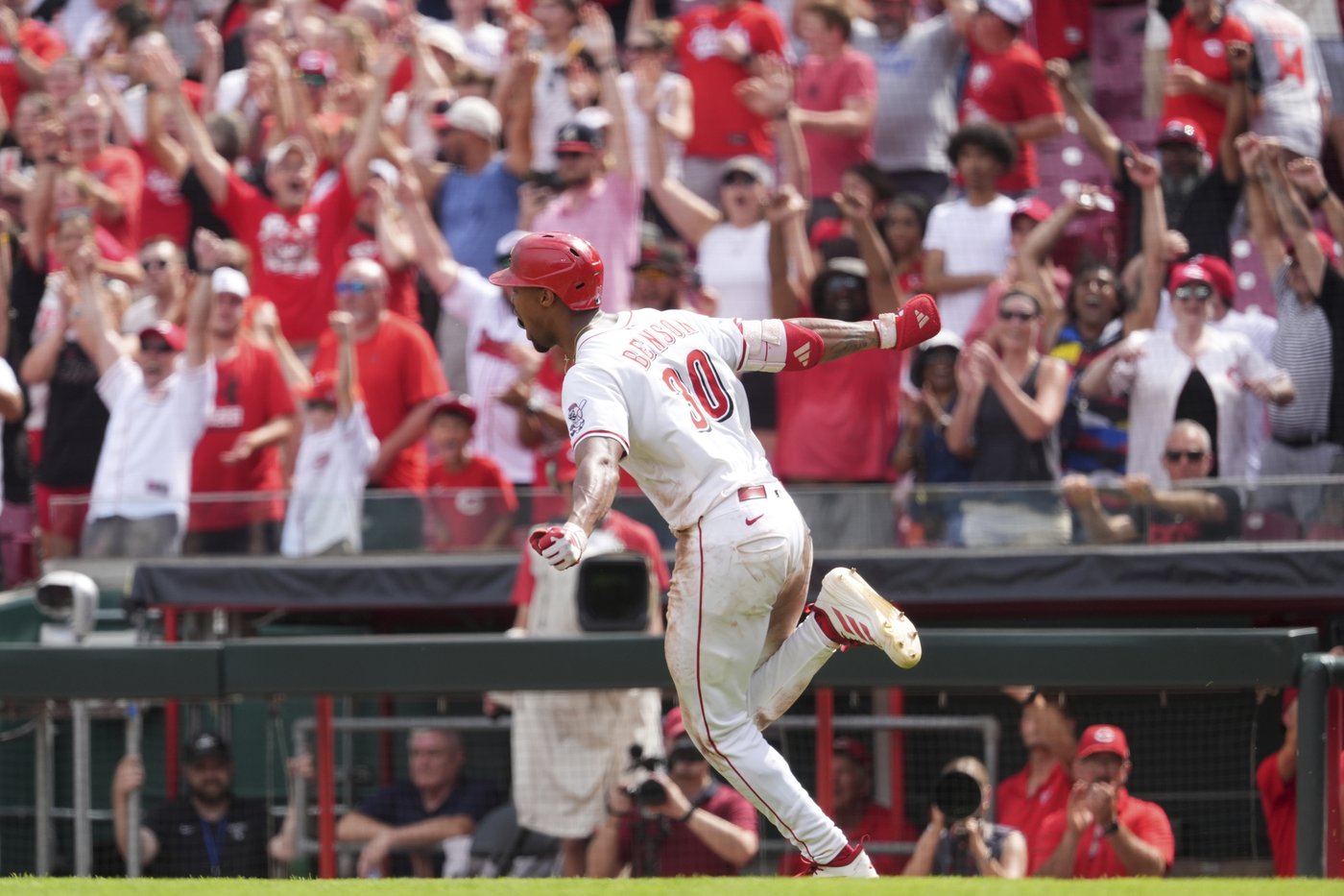 Reds rally to beat Padres 3-2 on Will Benson's bases-loaded single in the 9th | iNFOnews.ca