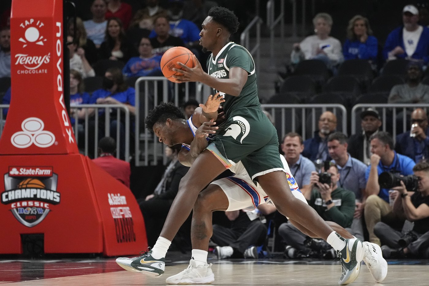 Bill Self becomes winningest coach in Kansas history, Jayhawks beat Michigan State 77-69 | iNFOnews.ca