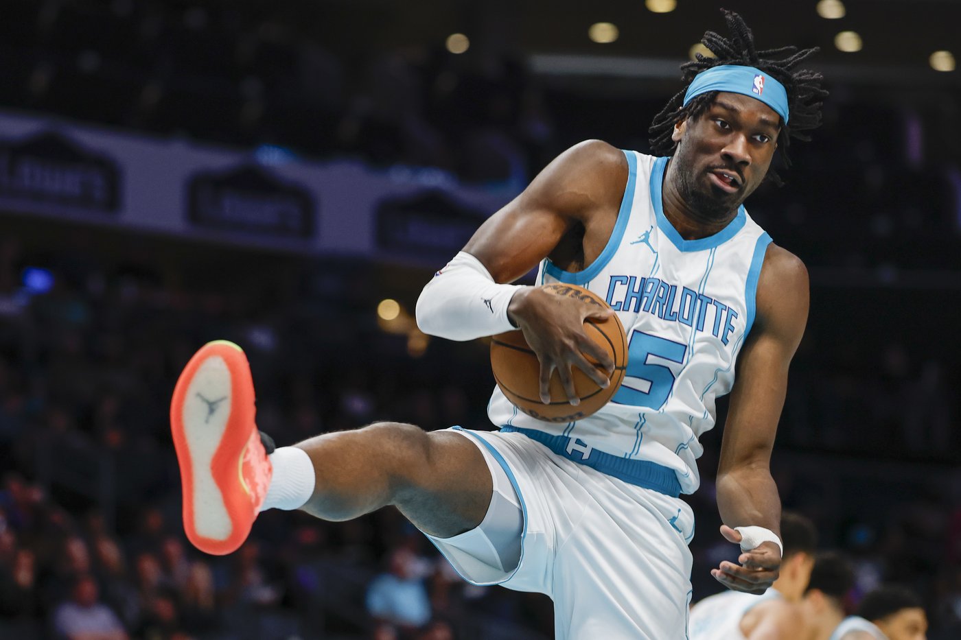 Suns add 7-footer Mark Williams, send two first-round picks to Hornets, AP source says | iNFOnews.ca Suns add 7-footer Mark Williams, send two first-round picks to Hornets, AP source says | iNFOnews.ca