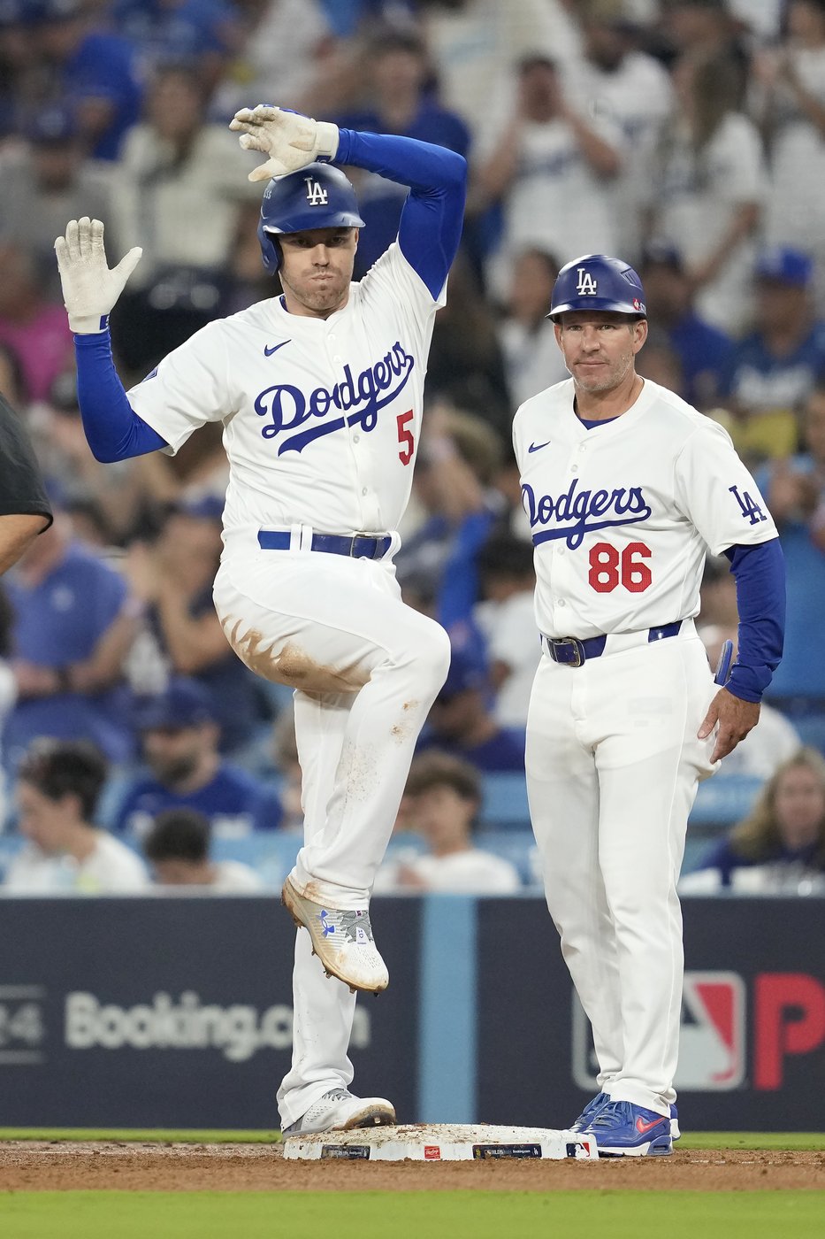 Dodgers' Freddie Freeman leaves Game 2 of NLDS with ankle discomfort | iNFOnews.ca