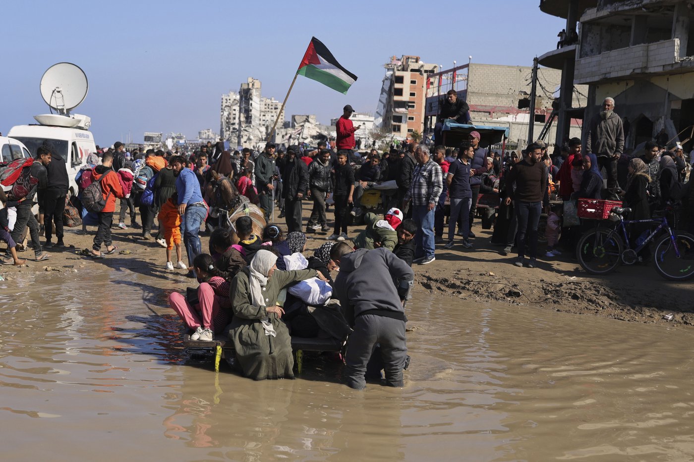 Palestinians celebrate their return to northern Gaza after 15 months of war | iNFOnews.ca