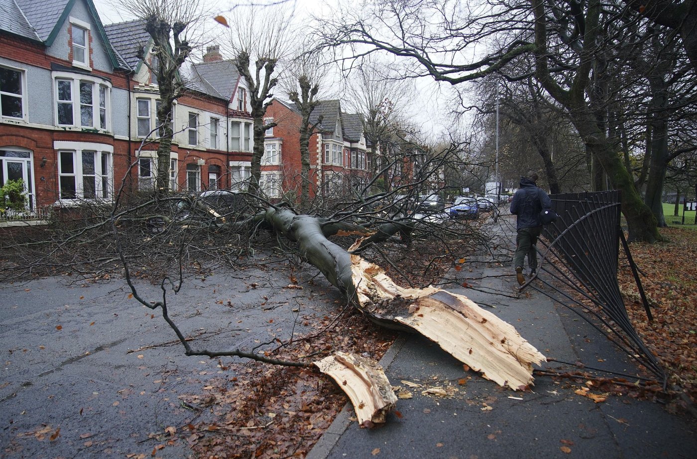 Hundreds of thousands in Ireland and UK left without power as Storm Darragh batters the region | iNFOnews.ca Hundreds of thousands in Ireland and UK left without power as Storm Darragh batters the region | iNFOnews.ca