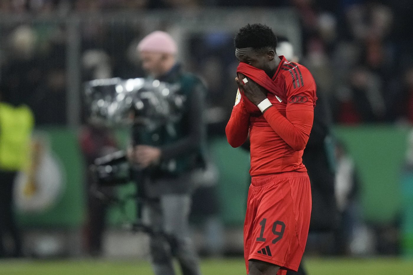 Neuer gets sent off for 1st time and Bayern Munich exits German Cup early again | iNFOnews.ca Neuer gets sent off for 1st time and Bayern Munich exits German Cup early again | iNFOnews.ca