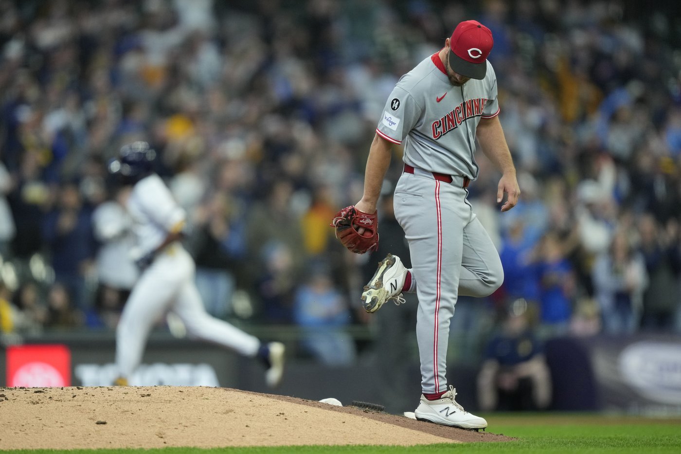Reds place pitcher Sam Moll on the 15-day injured list due to left shoulder impingement | iNFOnews.ca