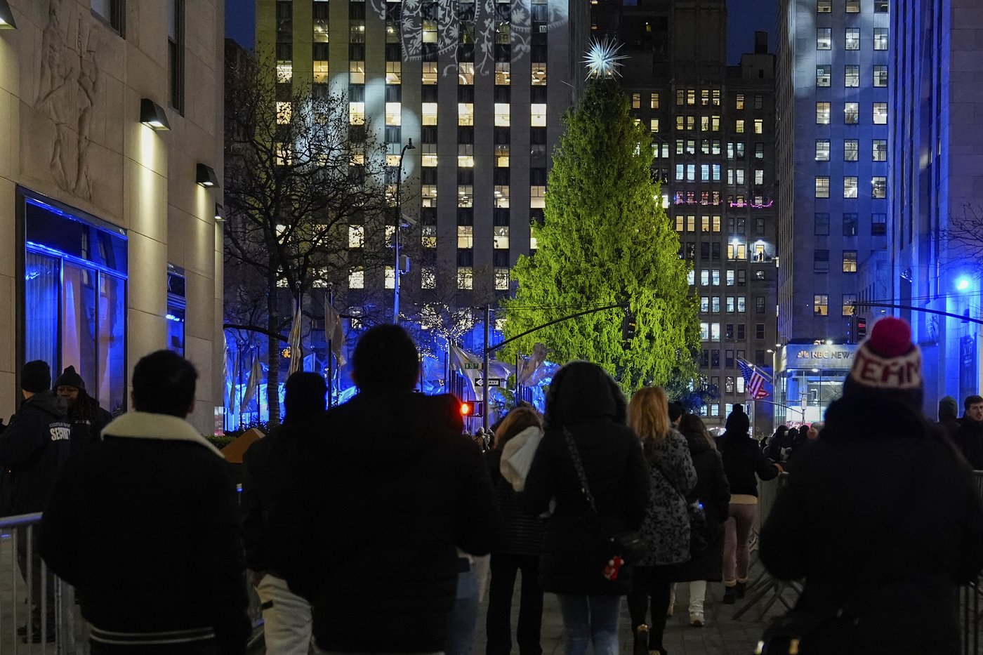 The Rockefeller Center Christmas tree lights up in New York City | iNFOnews.ca