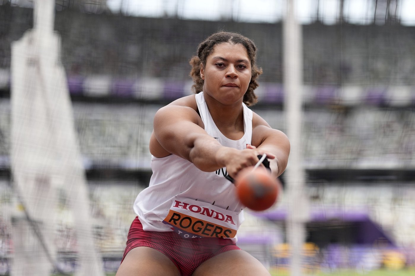 Defending world champion Rogers leading qualifier for women's hammer throw final | iNFOnews.ca Defending world champion Rogers leading qualifier for women's hammer throw final | iNFOnews.ca