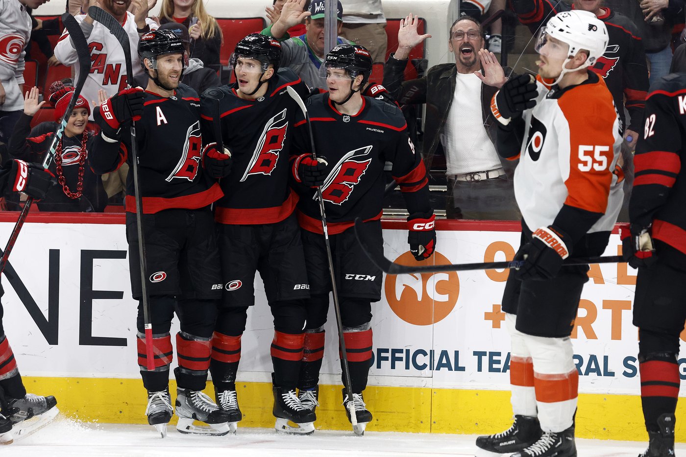 Necas scores go-ahead goal with 29 seconds left, Hurricanes beat Flyers 6-4 | iNFOnews.ca