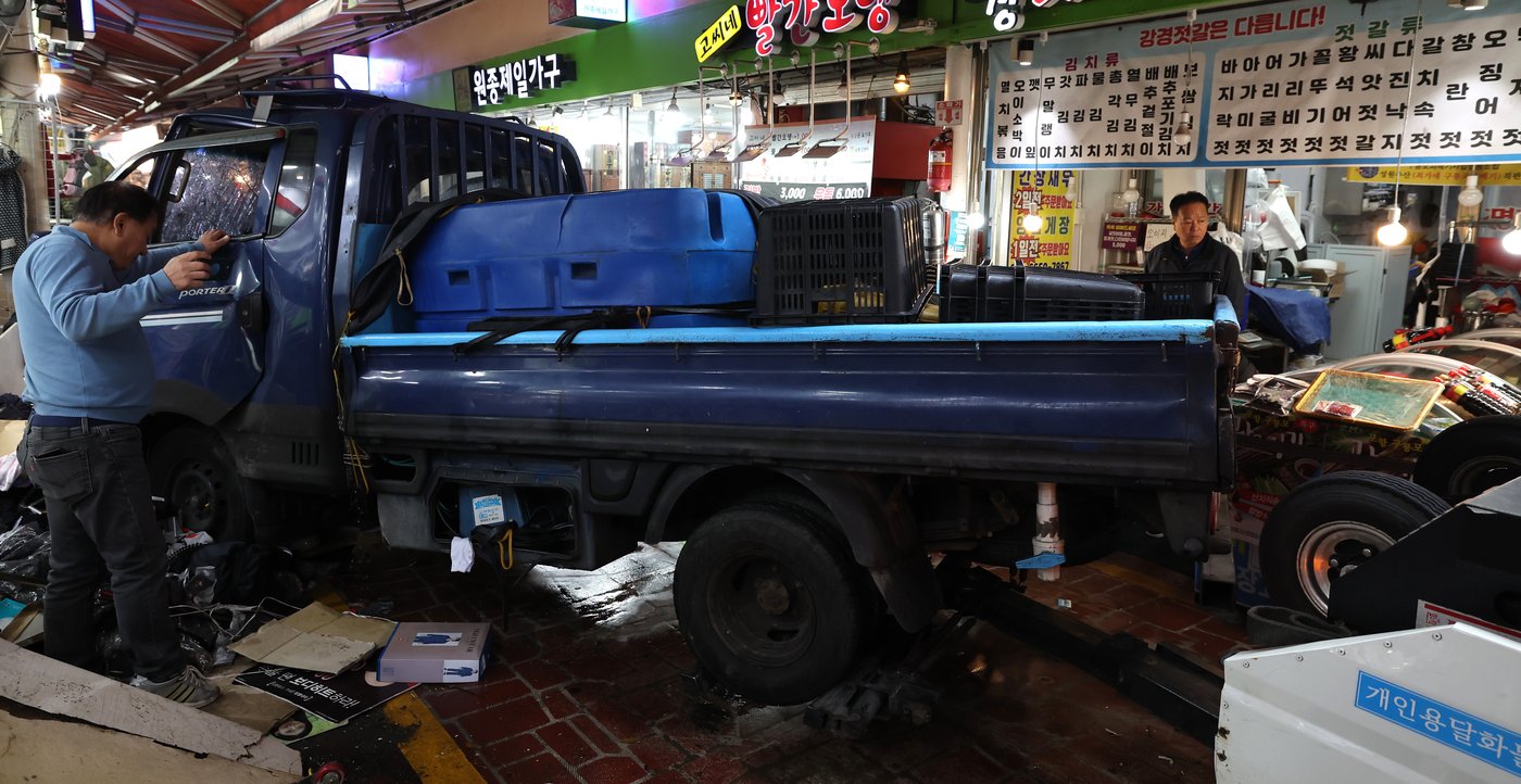 A truck hits pedestrians at a market in South Korea, killing 2 and injuring 18 | iNFOnews.ca A truck hits pedestrians at a market in South Korea, killing 2 and injuring 18 | iNFOnews.ca