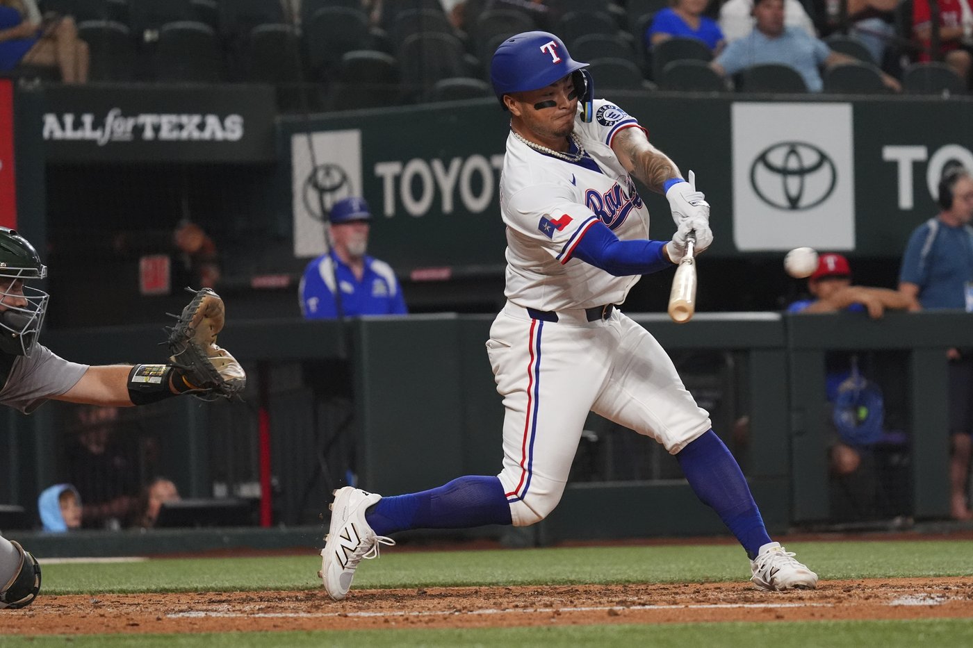 Freeman and Helman get big-league 1sts on back-to-back pitches for Rangers against A's | iNFOnews.ca
