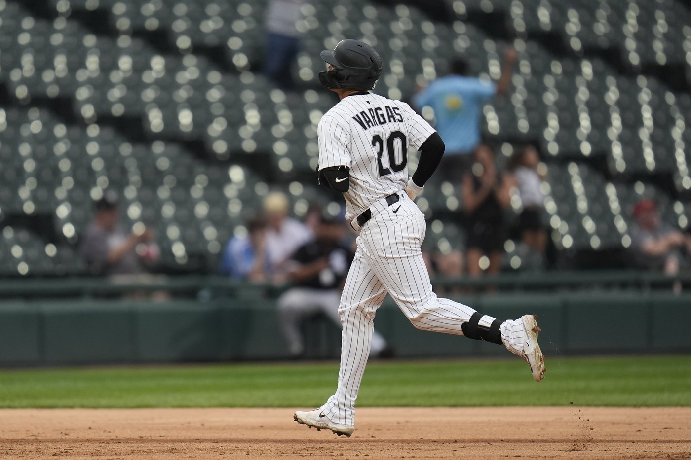 White Sox INF Miguel Vargas sidelined by a left oblique strain | iNFOnews.ca