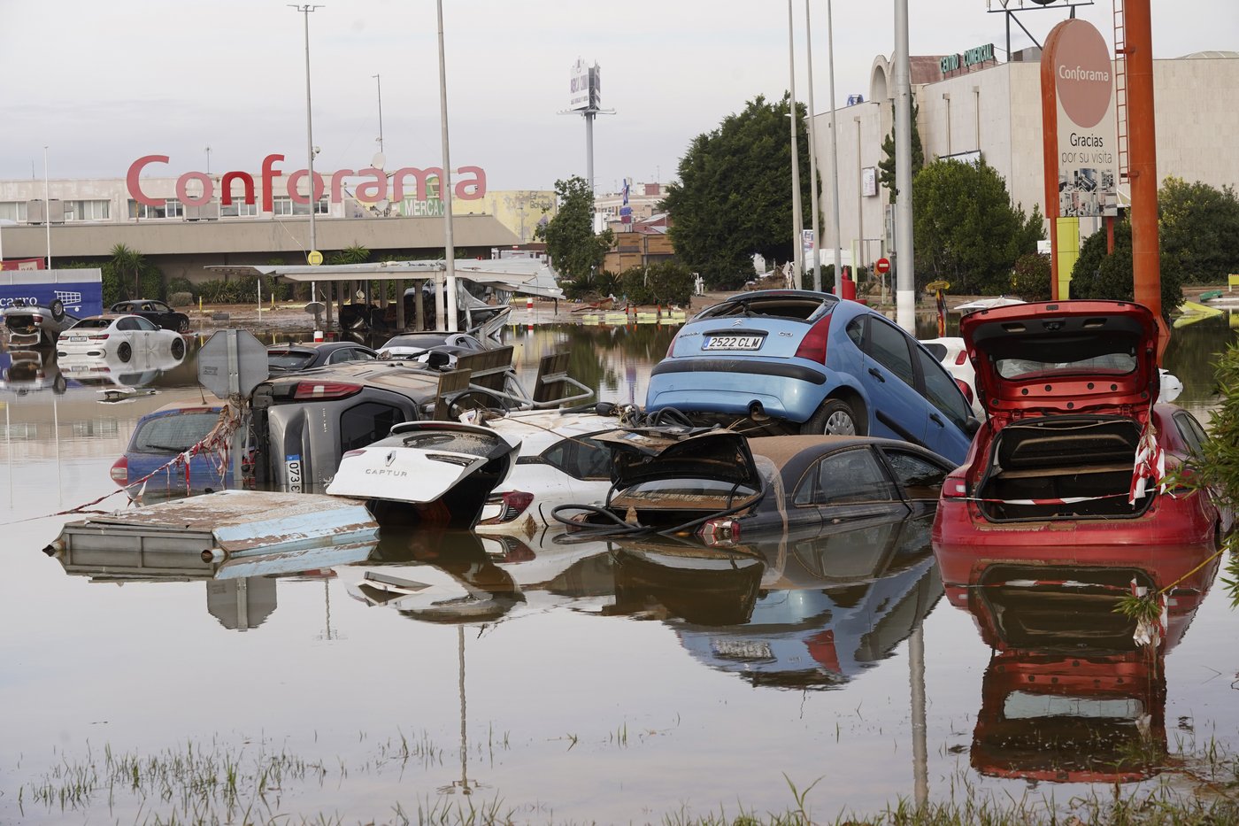 Mud-caked volunteers clean flood debris in a Spanish town as authorities struggle to respond | iNFOnews.ca Mud-caked volunteers clean flood debris in a Spanish town as authorities struggle to respond | iNFOnews.ca