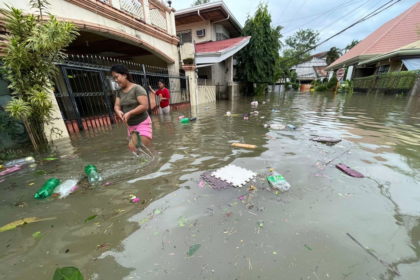 Typhoon Kalmaegi moves across central Philippines, leaving at least 1 dead and setting off floods | iNFOnews.ca