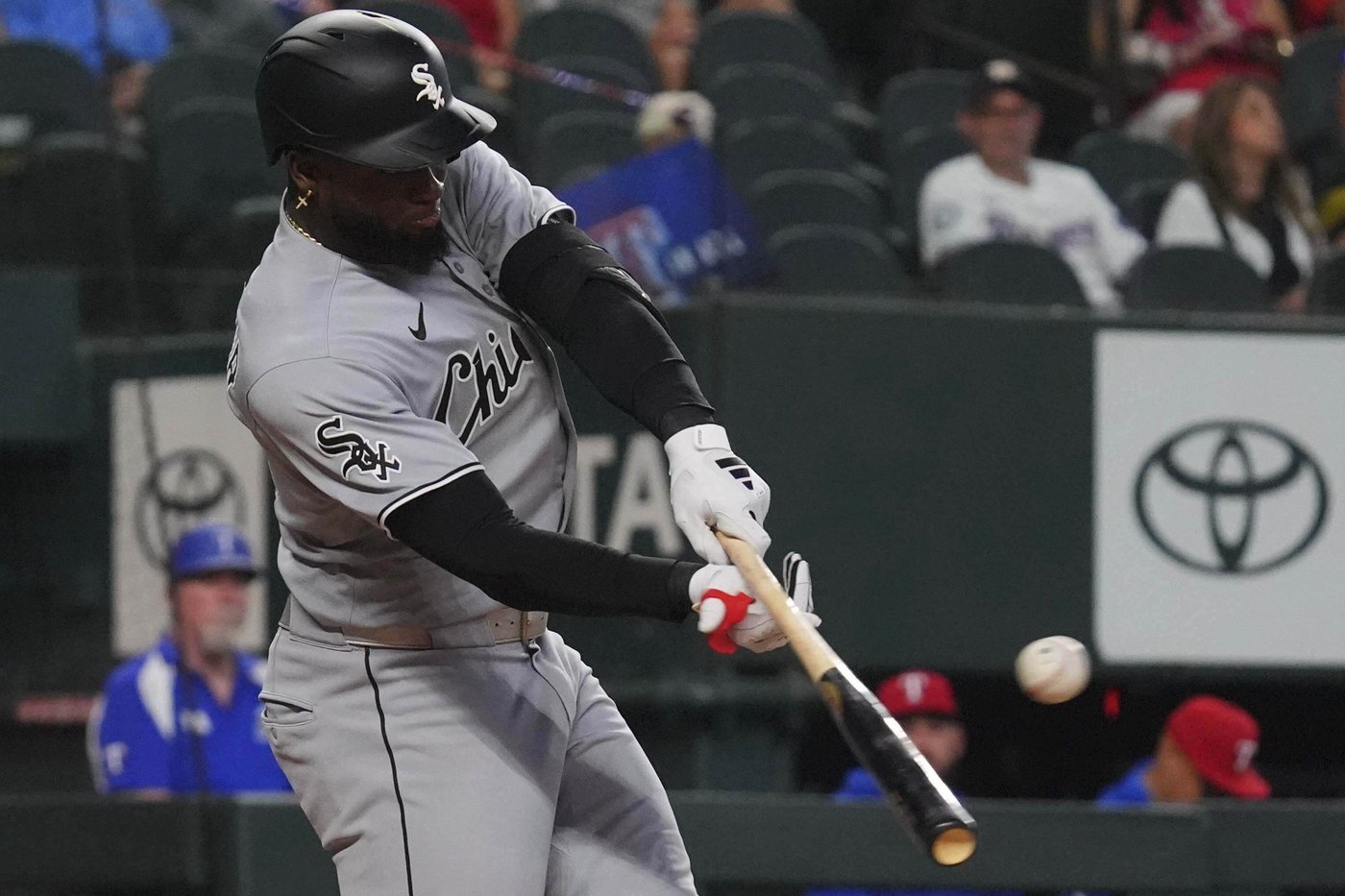 White Sox center fielder Luis Robert Jr. is a late scratch at Texas with thumb soreness | iNFOnews.ca