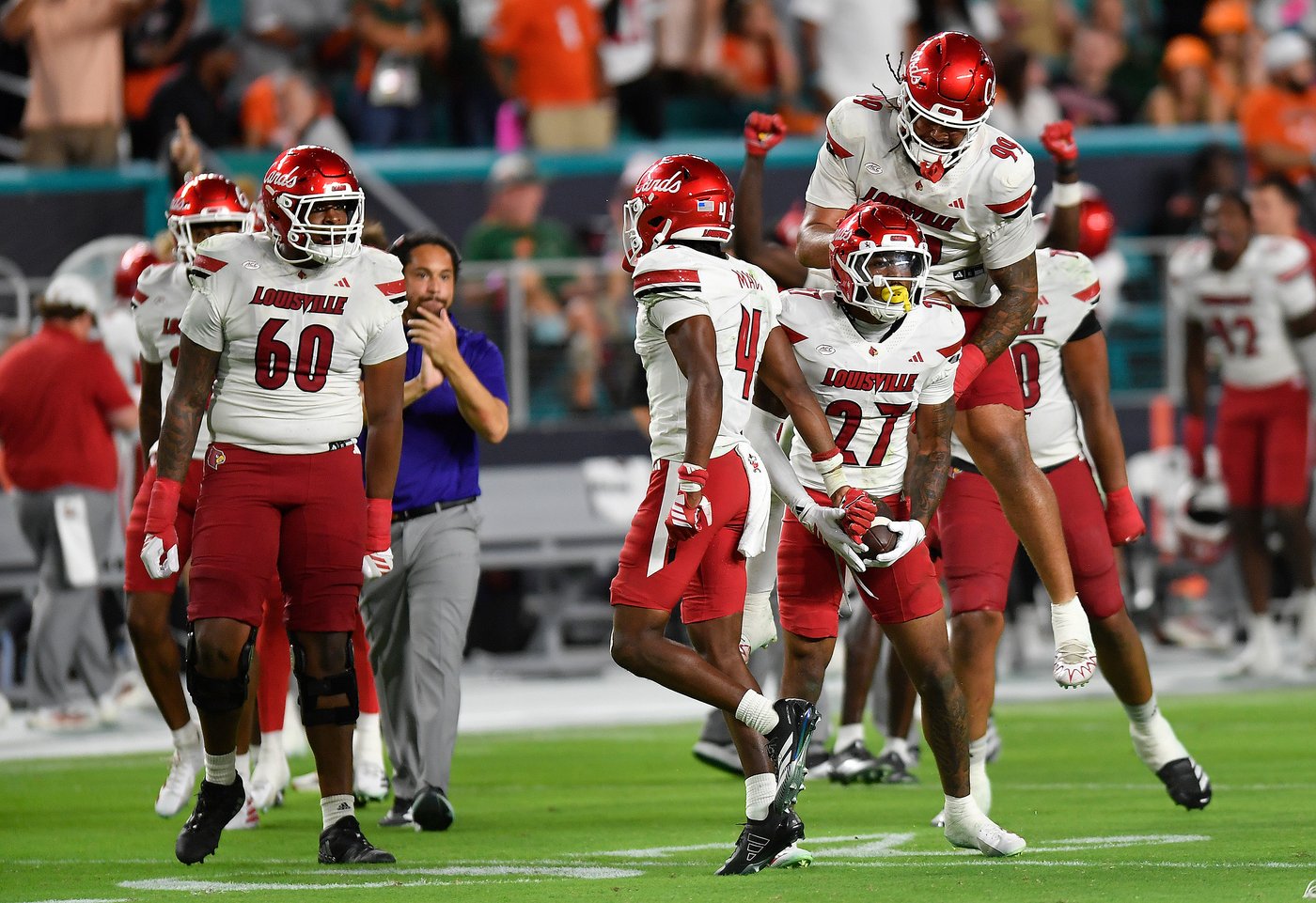 Louisville intercepts 4 of Beck's passes, tops No. 2 Miami 24-21 to end Hurricanes' home streak | iNFOnews.ca