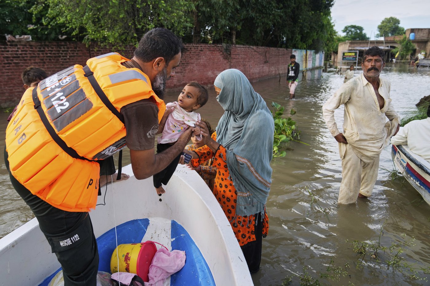 Mass evacuations in eastern Pakistan as India releases water from swollen rivers | iNFOnews.ca