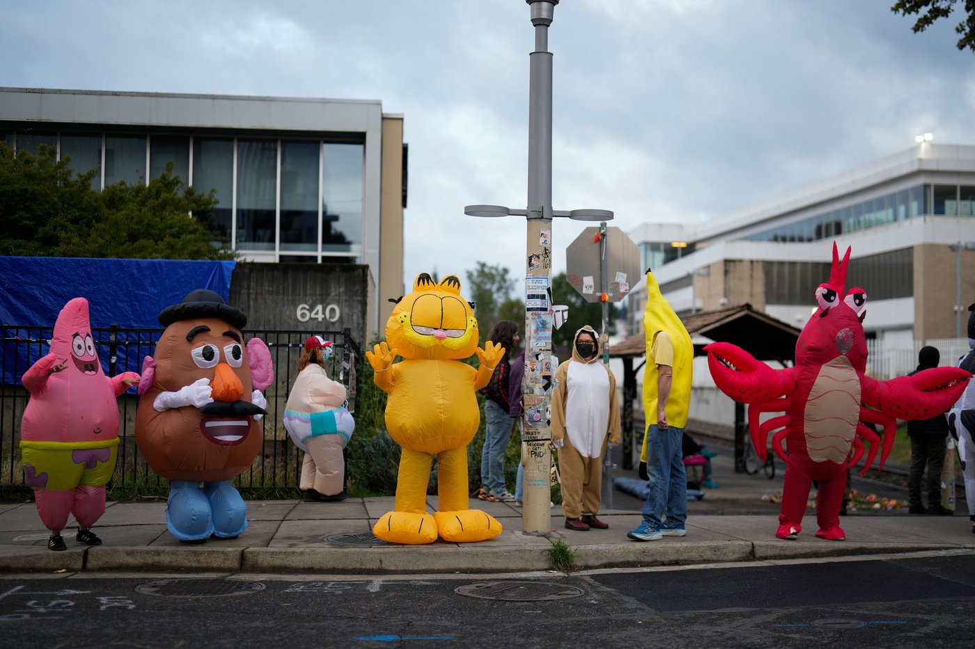 Inflatable costumes used to deflate tensions at rallies against Trump, in photos | iNFOnews.ca