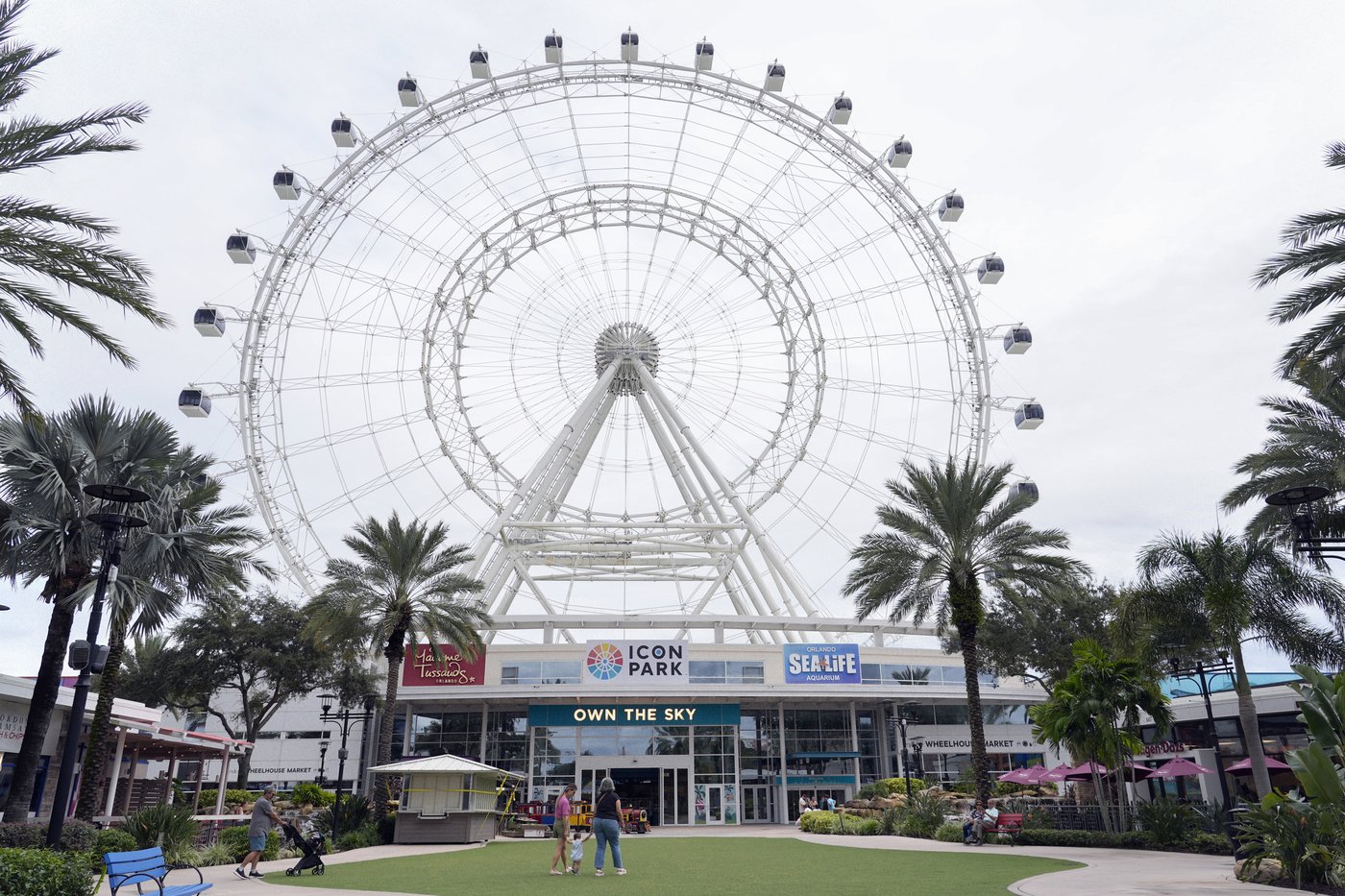 Disney World and Universal closures halt Orlando tourism as Milton approaches | iNFOnews.ca